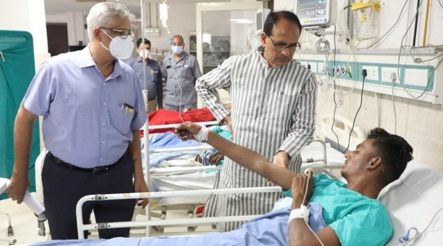 Chief Minister Shivraj Singh Chouhan visited the injured in the hospital. (Photo: Twitter/@OfficeofSSC)