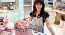 New York pianist blossoms into a baker of lifelike bouquets