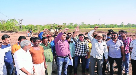 farmers participated in a meeting and decided to protest against the land acquisition (File)