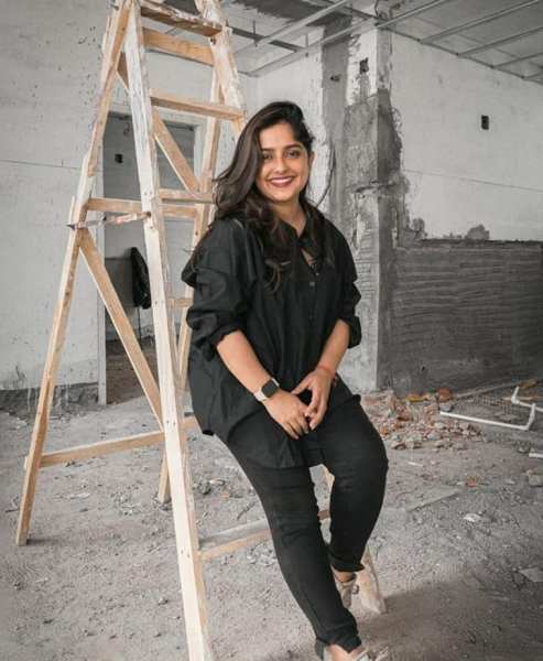 Women in YouTube interior maata
