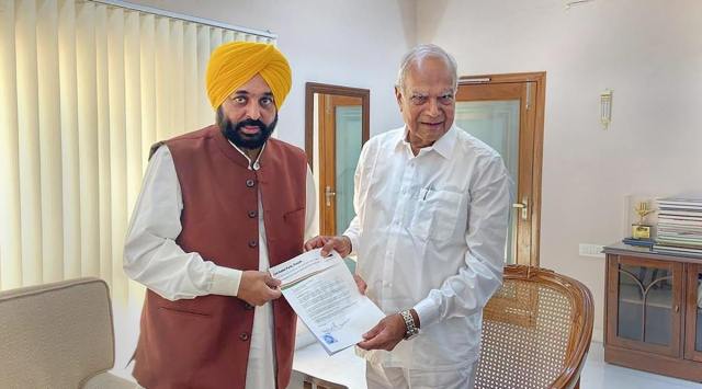 Punjab CM-designate Bhagwant Mann with Governor Banwarilal Purohit. (File/ Express Photo by Kamleshwar Singh)