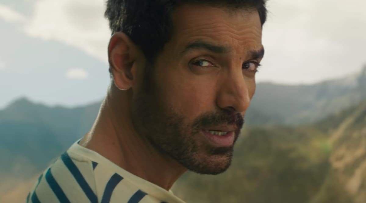 John Abraham regresa de filmar Pathaan en España con su esposa Priya.  Mira