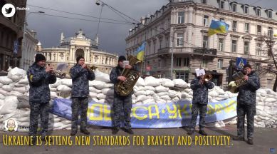 ukraine, odessa, russian invasion, ukraine russia conflict, odessa ukraine military band performance, dont worry be happy ukraine, viral video, indian express