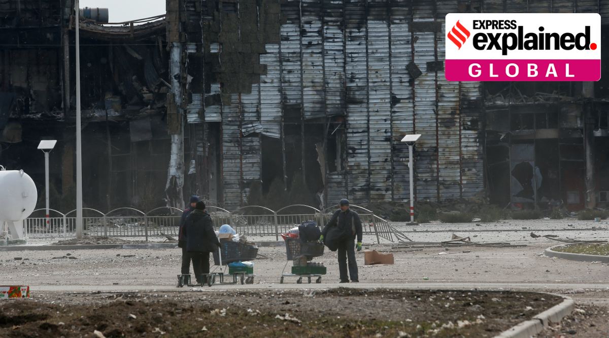 People use carts to transport belongings near a building, which was destroyed during Ukraine-Russia conflict in the besieged southern port city of Mariupol, Ukraine March 17, 2022. (REUTERS Photo)