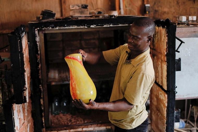 soffiatura del vetro, soffiatore di vetro del Ghana, rifiuti di vetro