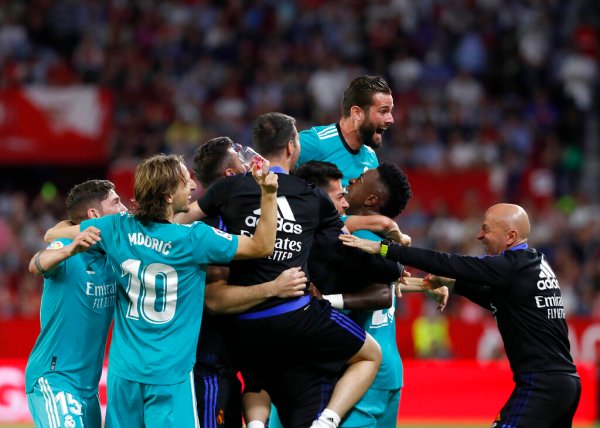 Karim Benzema lleva al Real Madrid a la victoria sobre el Sevilla y está cerca del título de la Liga española