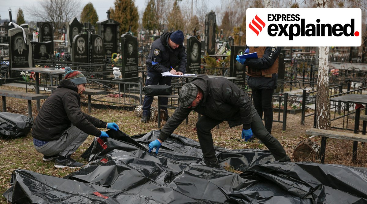 Funeral service employees and police investigators work with bodies of civilians, collected from streets to local cemetery, as Russia's attack on Ukraine continues, in the town of Bucha, outside Kyiv, Ukraine April 6, 2022. (Reuters Photo: Oleg Pereverzev)

