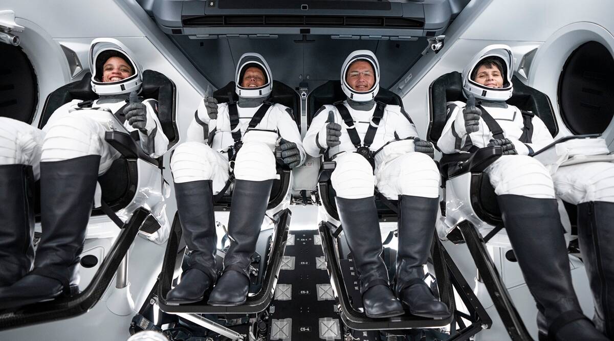 워터 스프링클러 치프스 우주정거장에 탑승한 최초의 민간 우주비행사 팀