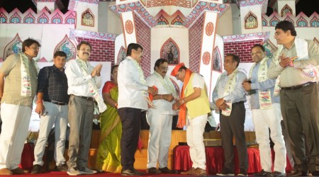 The meeting was held to discuss major issues faced by the powerloom sector including the fly-by-night firms which purchase grey fabrics in large quantity and default payment.
(Twitter/@BJPGujarat)