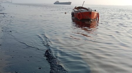 the oil spill detected Thursday reached the coastal area during high tide, as per an NGO. (Express)