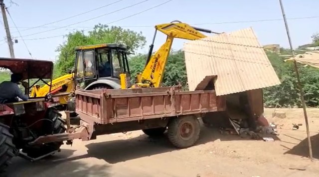 The local administration of Khambhat in Anand removed eight illegal carts and kiosks in Shakarpur village, which saw communal clashes on Ram Navami, on Friday. (Screengrab)