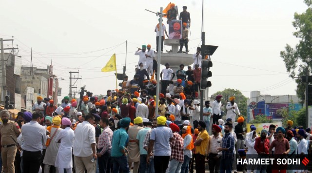Members of Sikh Communities protesting against Shiv Sena (Bal Thackeray) at Fountain Chownk in Patiala on Friday. 
