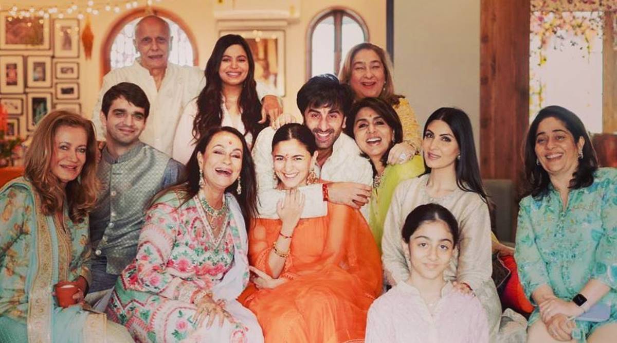 Ranbir Kapoor 在这张新的全家福照片中与他的妻子 Alia Bhatt 亲近，后者是 Neetu Kapoor 的母亲。 看图片