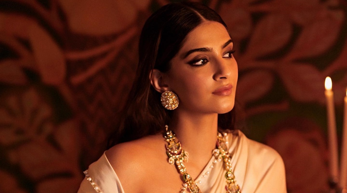 Sonam Kapoor Ke Bp Xxx - Desi Aphrodite': Mom-to-be Sonam Kapoor looks ethereal in a stunning white  sari | Fashion News - The Indian Express