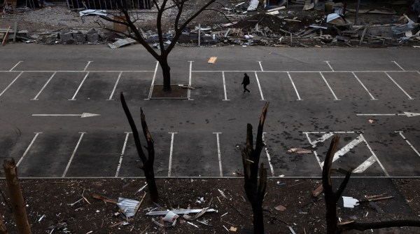 Una ciudad ucraniana afectada se vacía, y los que quedan temen lo que sigue