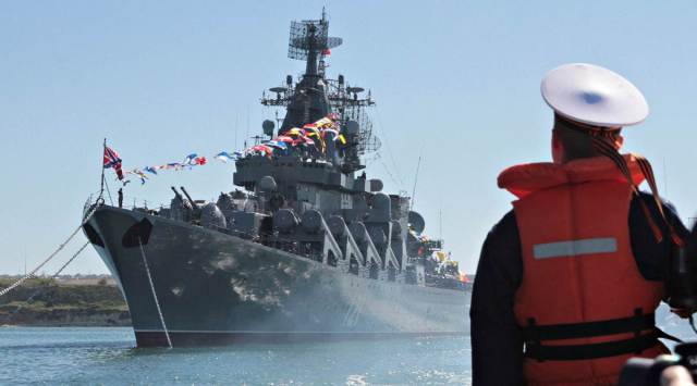 A sailor looks at the Russian missile cruiser Moskva moored in the Ukrainian Black Sea port of Sevastopol, Ukraine 10, 2013. (REUTERS/File Photo)