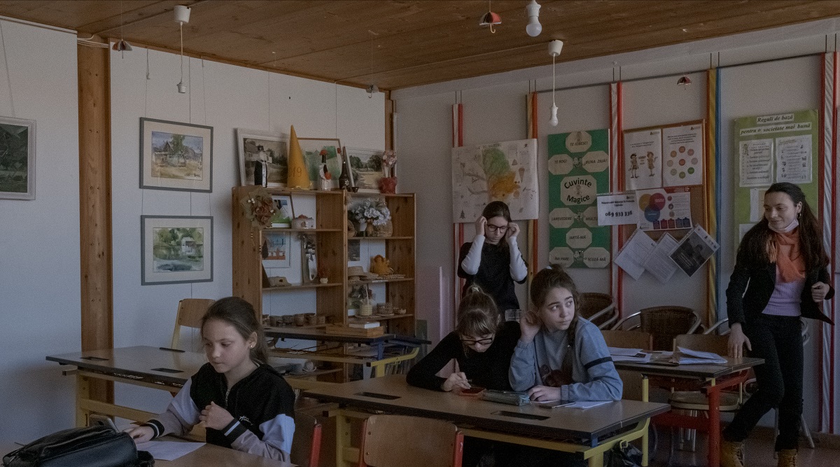 Ukraine Student Class and air-raid sirens: School in wartime for Ukraine’s children ...