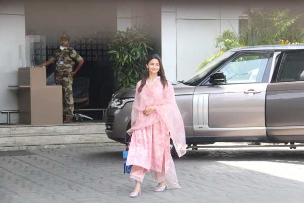 Alia Bhatt spotted for the first time after wedding with Ranbir Kapoor, fans hail actor’s ‘simple look’. See pictures