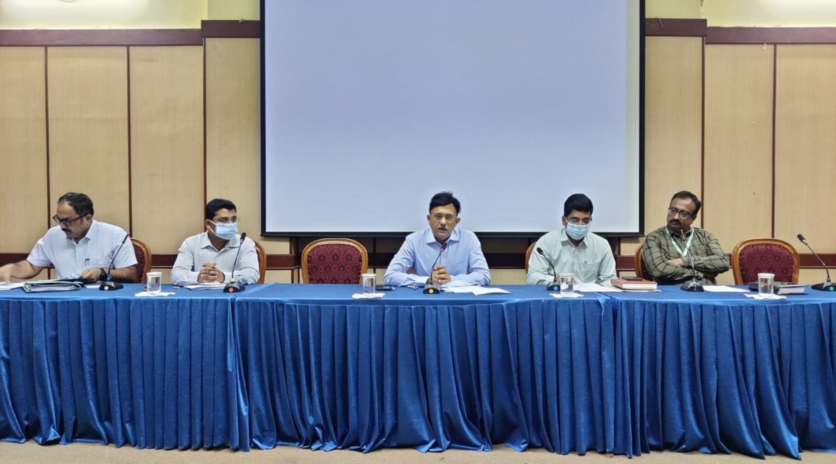 Bruhat Bengaluru Mahanagara Palike chief commissioner Gaurav Gupta (centre)