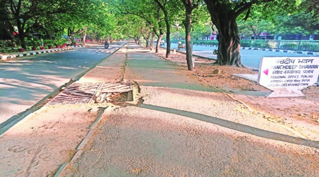 An open manhole grill on the cycle track causes leaves to accumulate and poses a silent threat for riders passing from there.