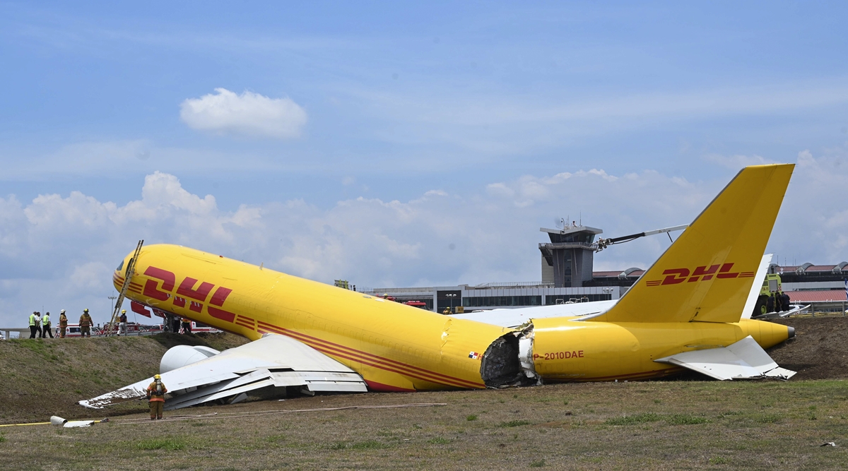 Photo of Vea: Avión de carga de DHL se parte en dos tras derrapar en Costa Rica