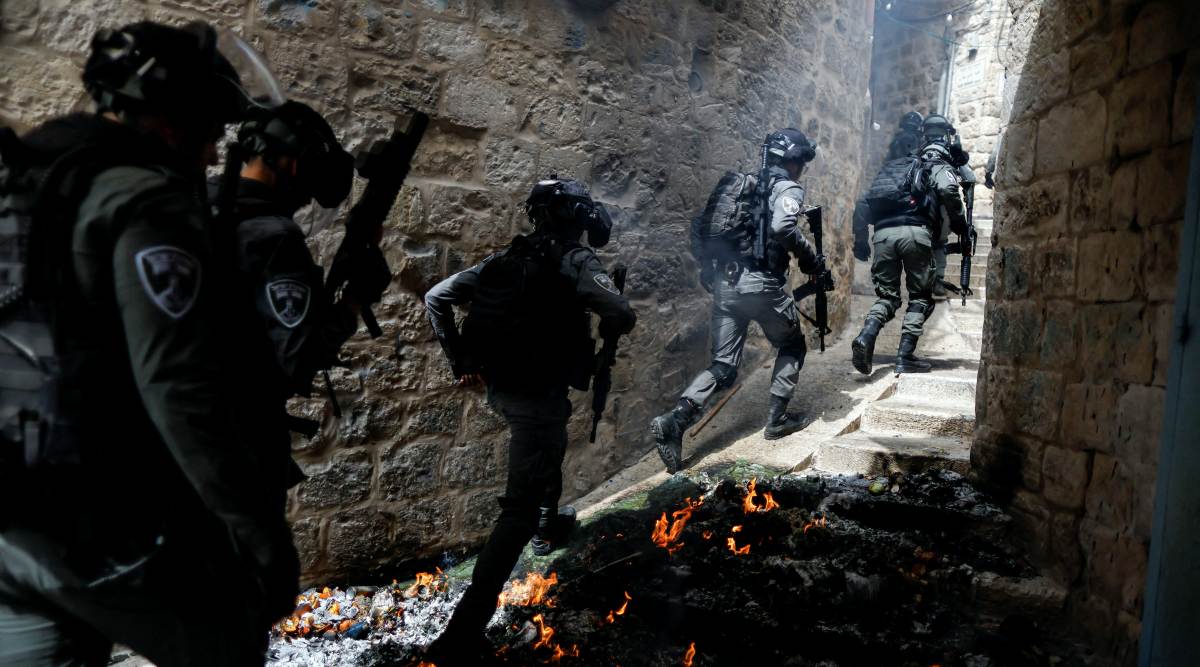 Israeli border police force patrol an alley in Jerusalem's Old City April 17, 2022. (REUTERS Photo)