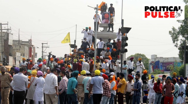 Members of Sikh community protesting against Shiv Sena (Bal Thackeray) at Fountain Chownk in Patiala on Friday. (Express photo by Harmeet Sodhi)