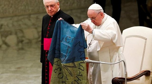 Pope Kisses Ukrainian Flag Condemns ‘the Massacre Of Bucha World News The Indian Express 