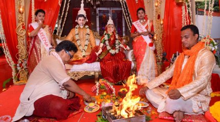 Fans organise Ranbir Kapoor and Alia Bhatt's 'Bengali wedding' in Kolkata