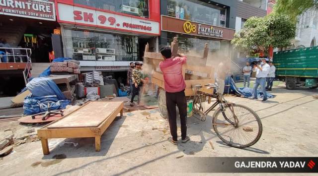 In fear of 'bulldozer' in Shaheen Bagh, people started removing goods lying on streets on Thursday.