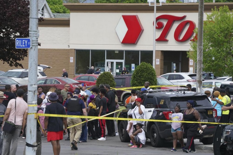 Federales entrevistan a padres de sospechoso de tiroteo mortal en supermercado