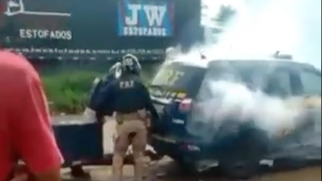 Brazil cops gassing  Genivaldo de Jesus Santos. (Photo courtesy: Twitter/@PiensaPrensa)