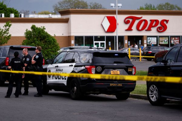 Hombre armado mata a 10 en tiroteo por motivos raciales en un supermercado de Buffalo