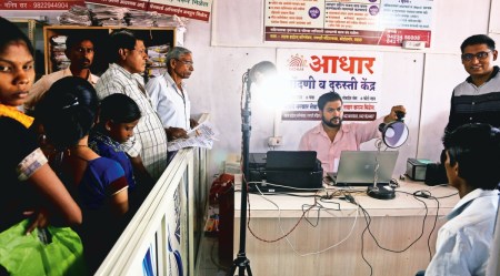 Hinter Aadhaar Flip Flop: Klagen, Verwirrung