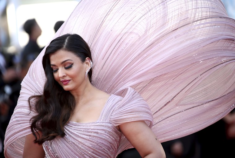 Cannes 2022: Aishwarya Rai Bachchan se roba el espectáculo con un vestido esculpido inspirado en el 'nacimiento de Venus'