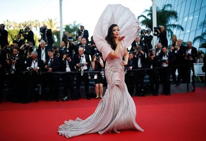 Turning Heads - Cannes 2022: Aishwarya Rai Bachchan Strikes A Pose; Deepika  Padukone Paints The Gala Red; Hina Khan Turns Princess