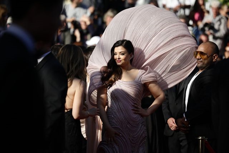 Cannes 2022: Aishwarya Rai Bachchan se roba el espectáculo con un vestido esculpido inspirado en el 'nacimiento de Venus'