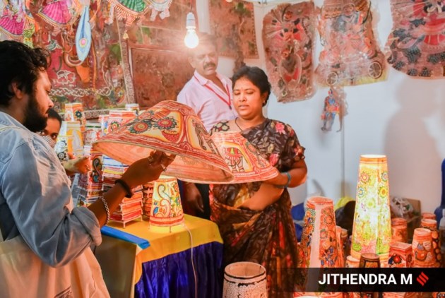 Bengaluru Dastkar Bazaar, pictures from Bengaluru Dastkar Bazaar, Dastkar Bazaar returns, crafts in Dastkar Bazaar, people visiting Dastkar Bazaar, Dastkar Bazaar in Bengaluru, arts and crafts in Dastkar Bazaar, shopping in Dastkar Bazaar, indian express news