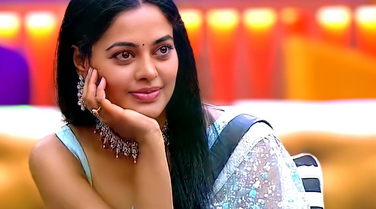 Bigg Boss Grand Finale Non-Stop LIVE UPDATES: Bindu Madhavi raises the winner’s trophy aloft