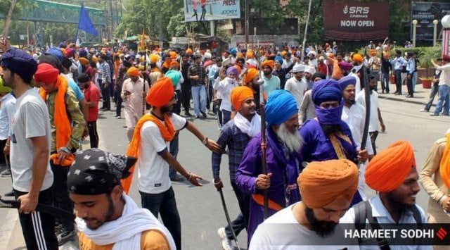 Clashes erupted between Shiv Sena (Bal Thackeray) workers and Nihang Sikhs near Kali Mata Mandir in Patiala on Friday. (Express Photo By Harmeet Sodhi)
