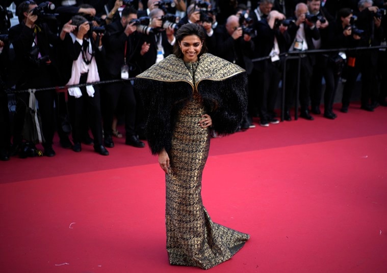 Deepika Padukone en Cannes 2022: la actriz lleva el drama a la alfombra roja con un conjunto negro y dorado