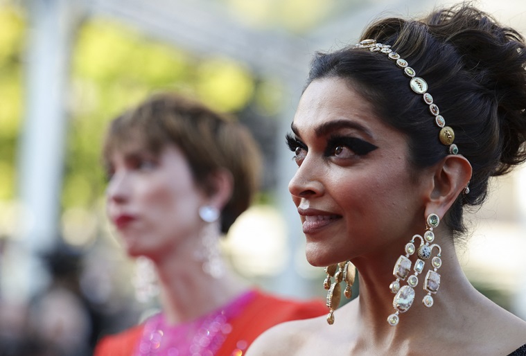 Deepika en Cannes 2022: el actor se roba el espectáculo con un sari de lentejuelas y un traje pantalón negro