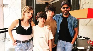 hrithik roshan with family