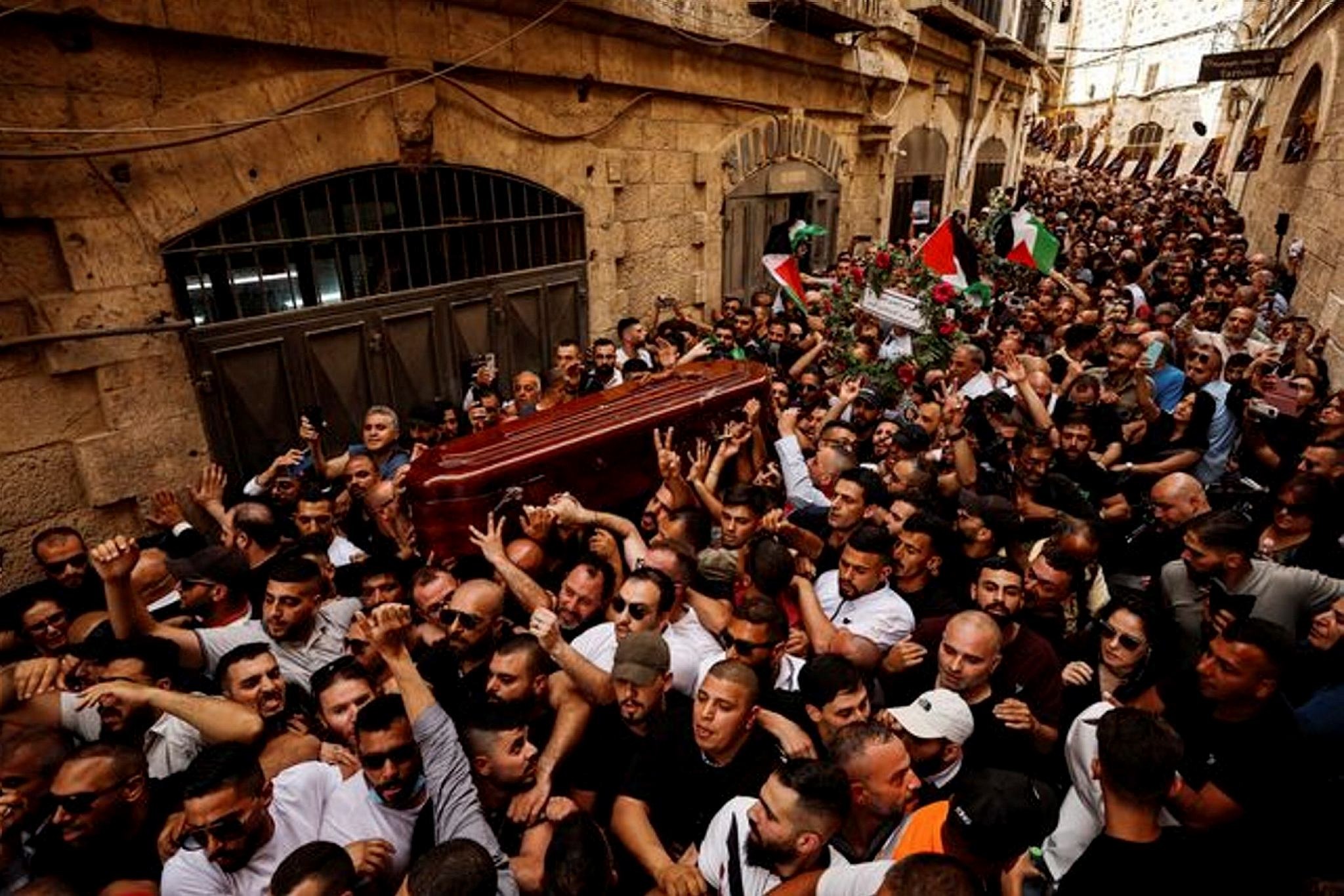 Police Clash With Mourners At Palestinian Journalist Shireen Abu Akleh ...