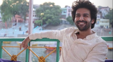 Kartik Aaryan, Kartik Aaryan news, Kartik Aaryan in Varanasi, Kartik Aaryan Varanasi photos, Kartik Aaryan travelling Varanasi, indian express news