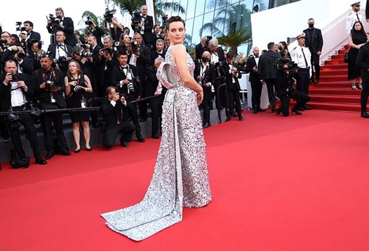 Katherine Langford, Katherine Langford Cannes, Katherine Langford en la alfombra roja de Cannes, Katherine Langford en el Festival de Cine de Cannes, entrevista de Katherine Langford, Katherine Langford Cannes 2022, moda de Katherine Langford, maquillaje de Katherine Langford, cuidado de la piel de Katherine Langford, noticias indias expresas