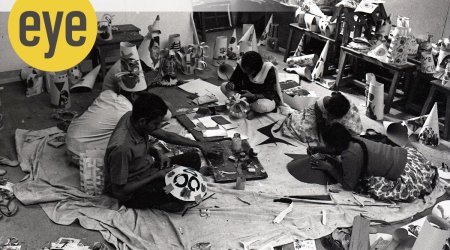 Paint me a new world: Students preparing for the art fair at the Faculty of Fine Arts in 1968 (Source: Jyoti Bhatt Archive, Asia Art Archive)