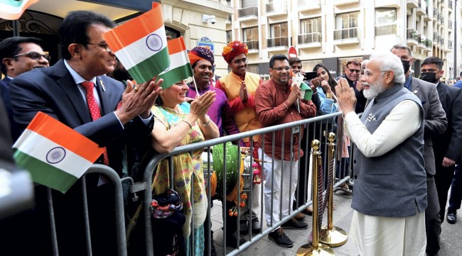 Prime Minister Narendra Modi being welcomed by the Indian diaspora in Paris. (PTI Photo)(PTI05_04_2022_000242B)