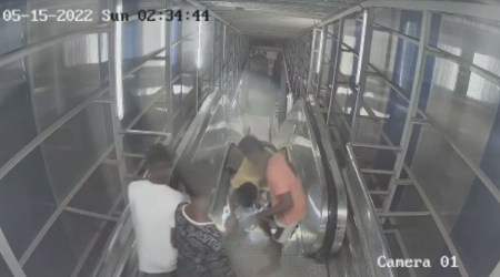 The accused were caught on camera at Virar railway station, assaulting a commuter and robbing him. (Screengrab) 