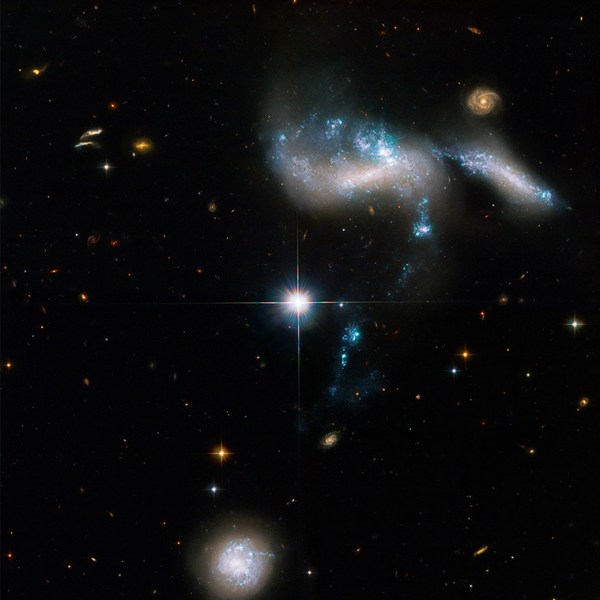 Hubble revela una 'pareja curiosa' y un río de formación estelar